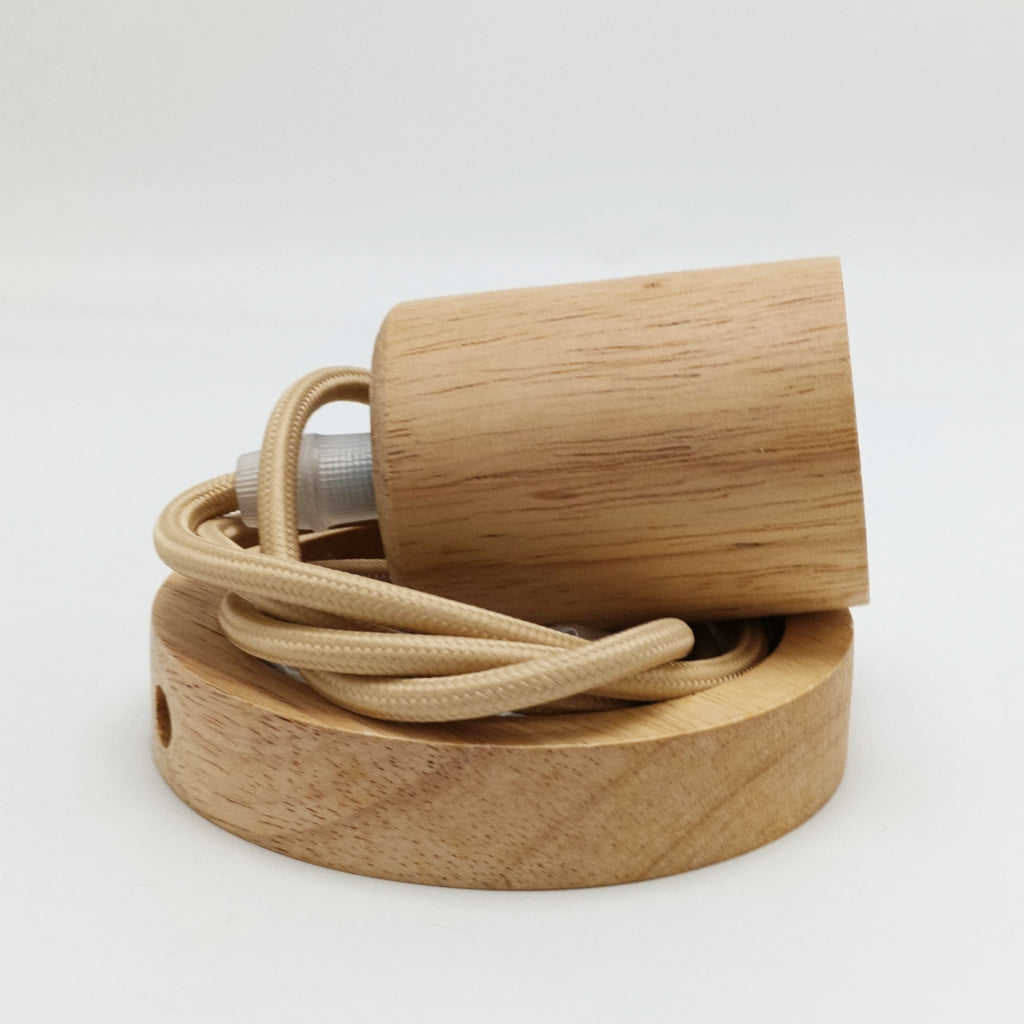 Colgante con socket y canapé madera